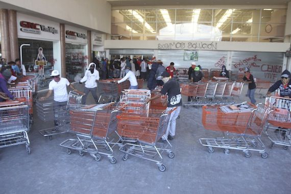 Roban artículos de Soriana durante bloqueo de la CNTE en Oaxaca - soriana-cnte