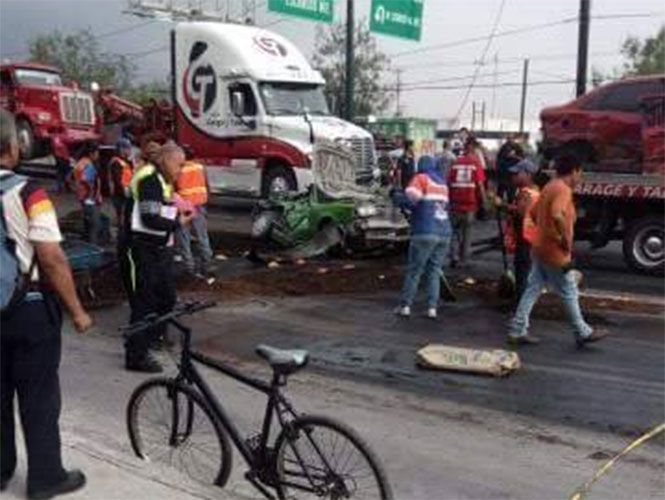 Tráileres prensan a taxista en San Nicolás de la Garza - taxi-nl-2