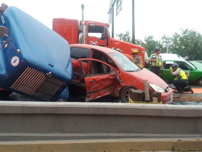 Tráileres prensan a taxista en San Nicolás de la Garza - taxi-nl-3