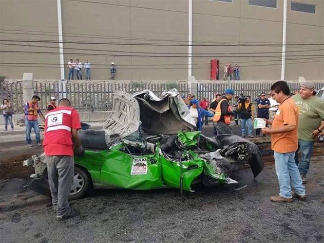 Tráileres prensan a taxista en San Nicolás de la Garza - taxi-nl