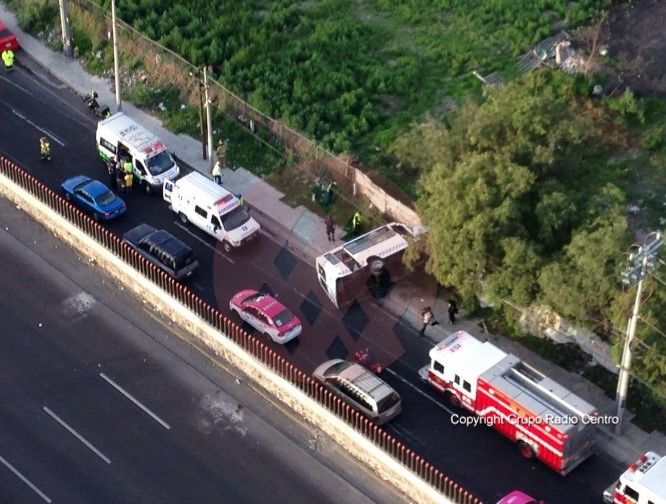 Microbús vuelca en la México-Puebla - trailer-aut-mexqro-16jun-Radio-Centroo