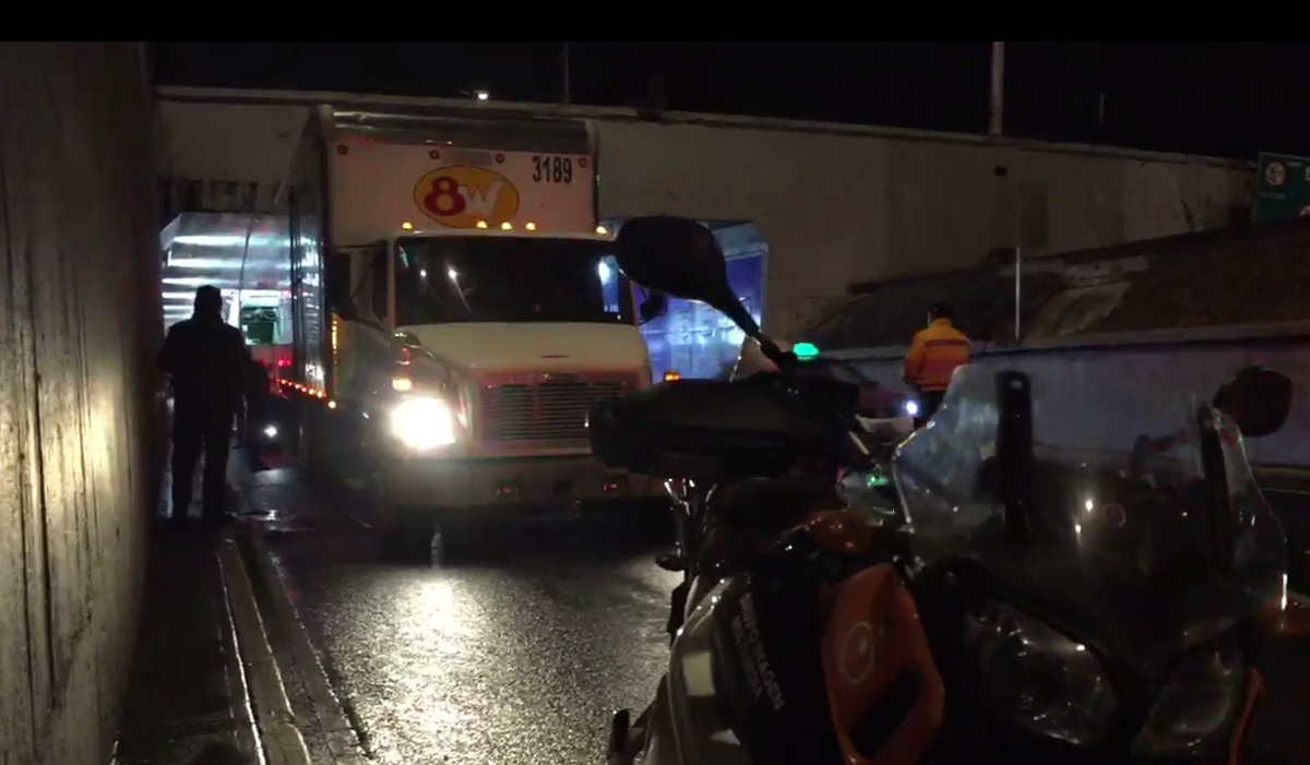 Tráiler queda atorado en Viaducto Oriente