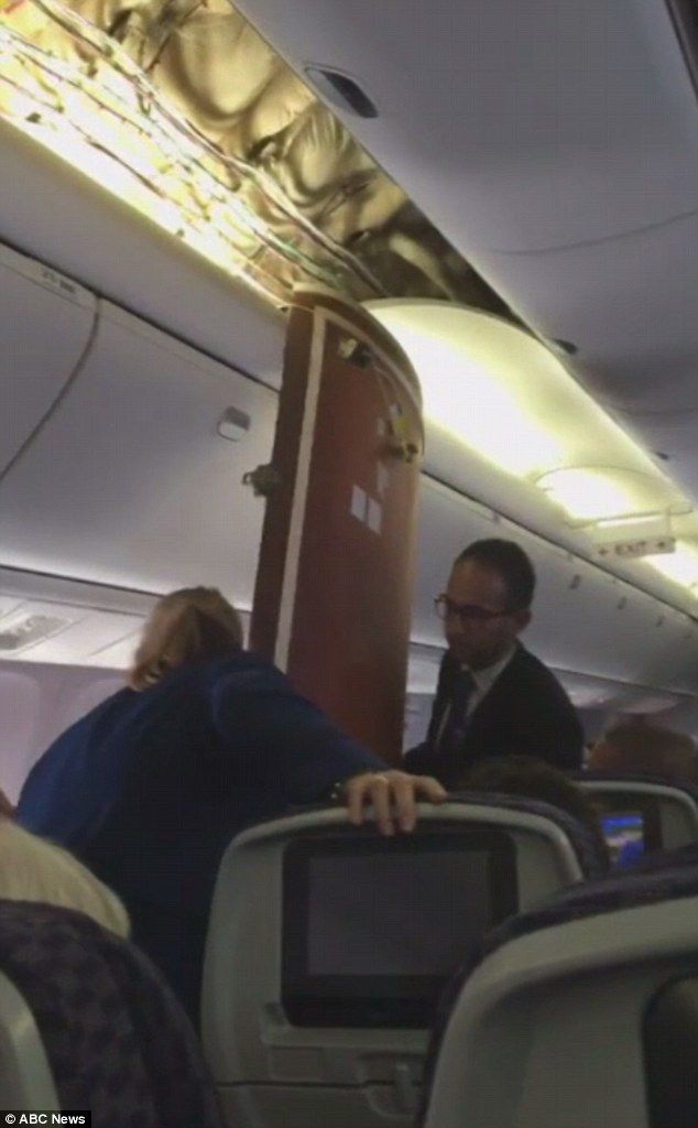 Páneles de avión de United se desprenden durante aterrizaje - ua