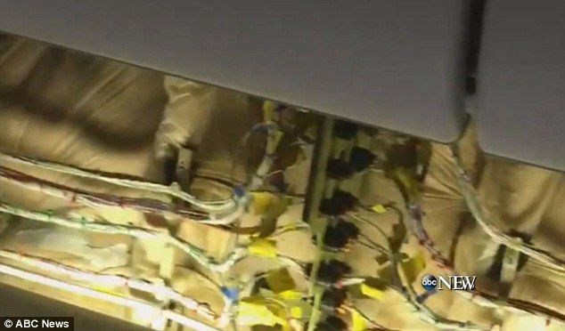 Páneles de avión de United se desprenden durante aterrizaje - ua4