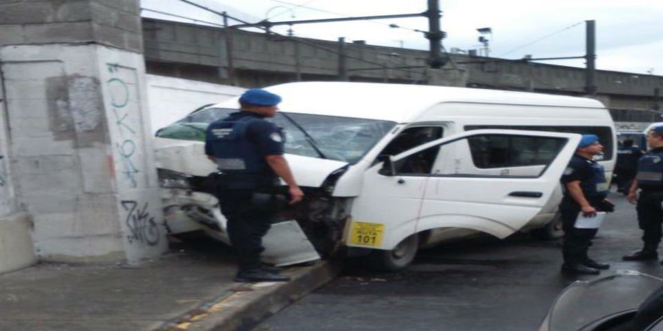 Choque de combi deja 10 heridos en Pantitlán