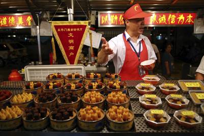 Cerrará mercado de comida exótica de Beijing - vendedor-nocturno-Donghuamen-EFEWU-HONG_CLAIMA20160615_0207_17