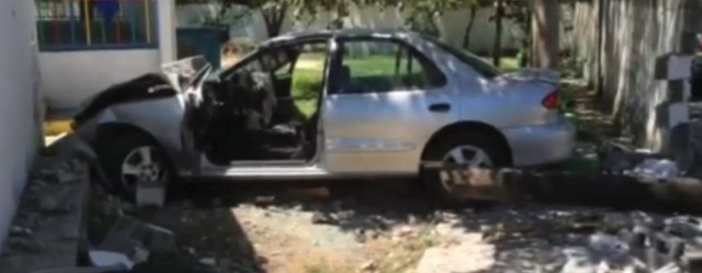 Adulto mayor choca su vehículo contra barda de jardín de niños en Monterrey - video-jardin-de-niños-villa-mitras-1024x399