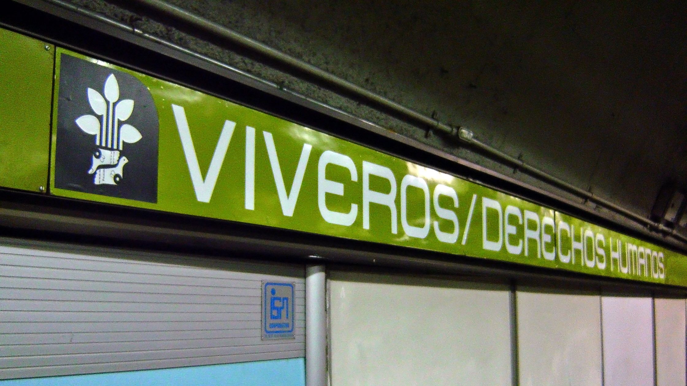 Muere persona al lanzarse a las vías del Metro