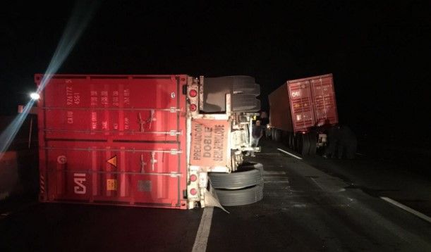 Vuelca tráiler sobre la Autopista México-Puebla