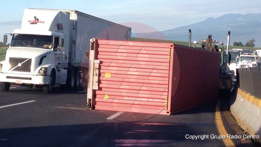 Vuelca tráiler sobre la Autopista México-Puebla - volcadura-Mex-Pue-30jun-Radio-Centro