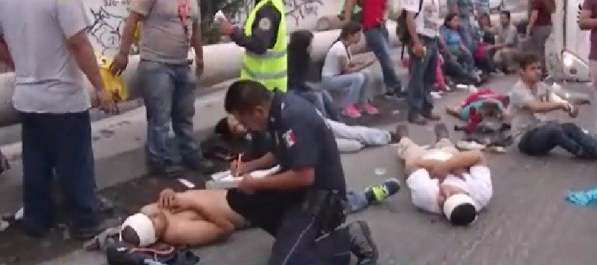 Volcadura de autobús en Nuevo León deja 28 lesionados - volcadura-escobedo