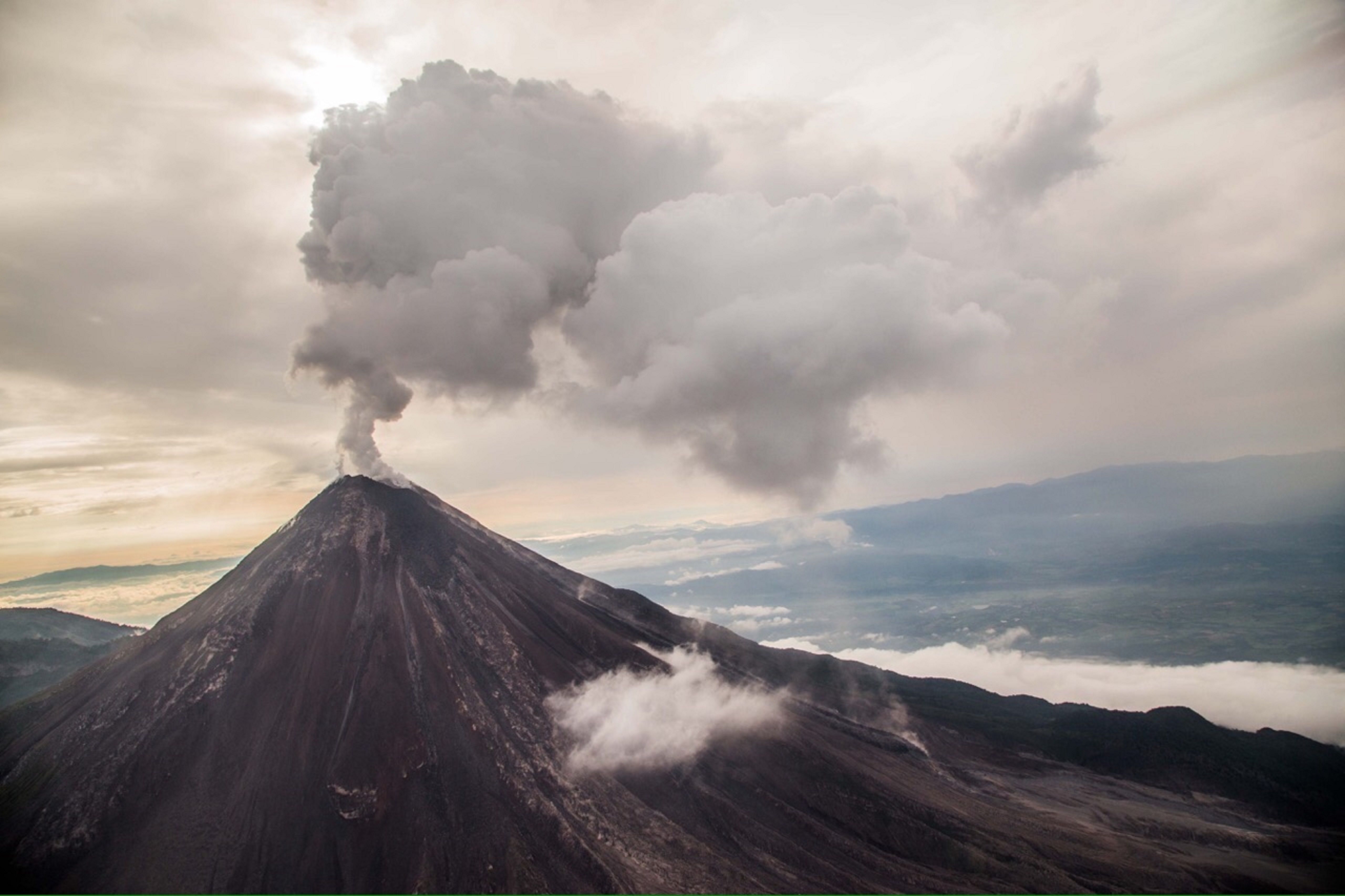 Volcán de Colima emite exhalación de dos mil metros de altura Volcán de Colima emite exhalación de dos mil metros de altura