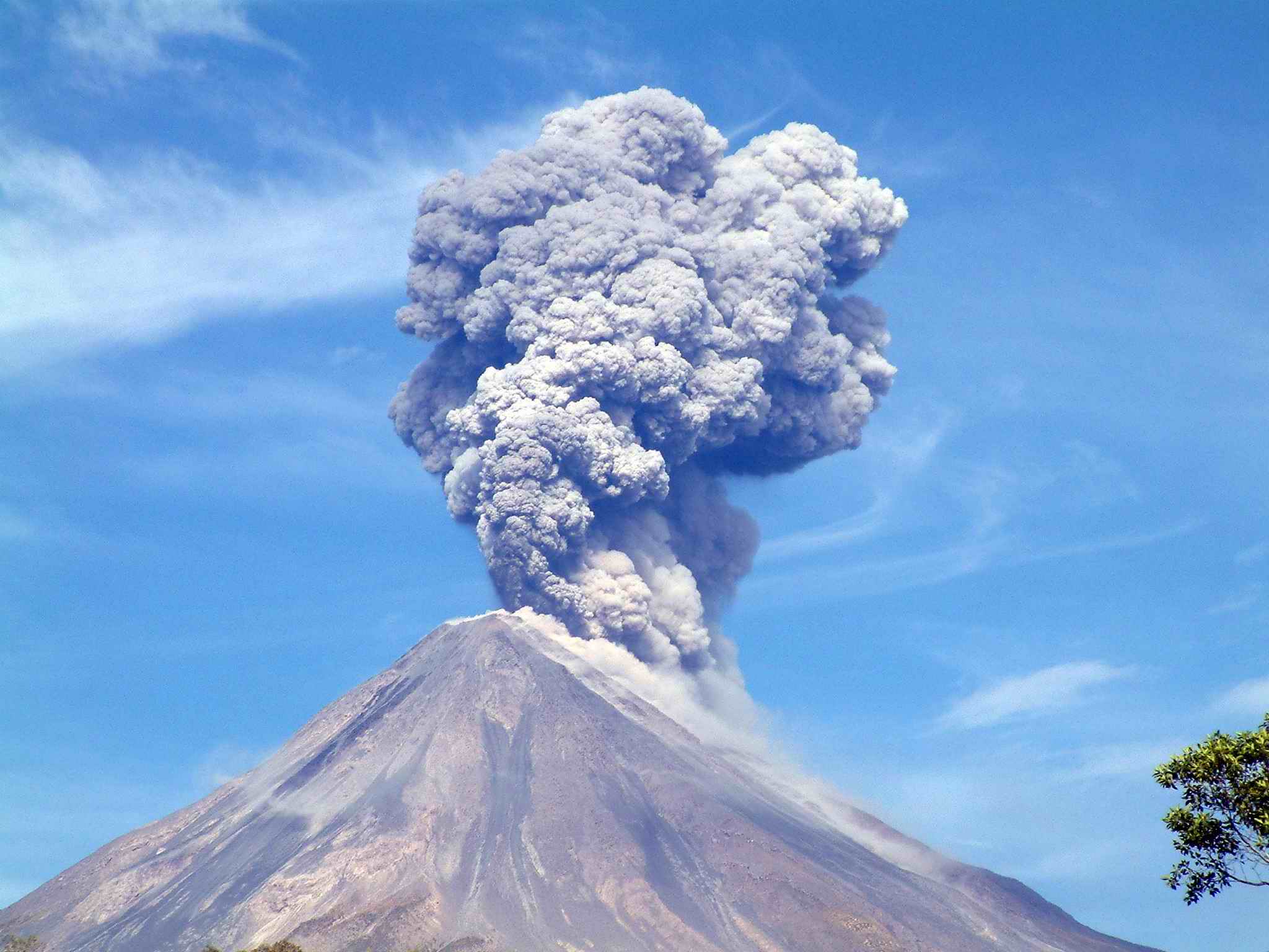 Volcán de Colima emite exhalación de dos mil metros de altura - volcán-de-colima-foto-de-dobletinta-
