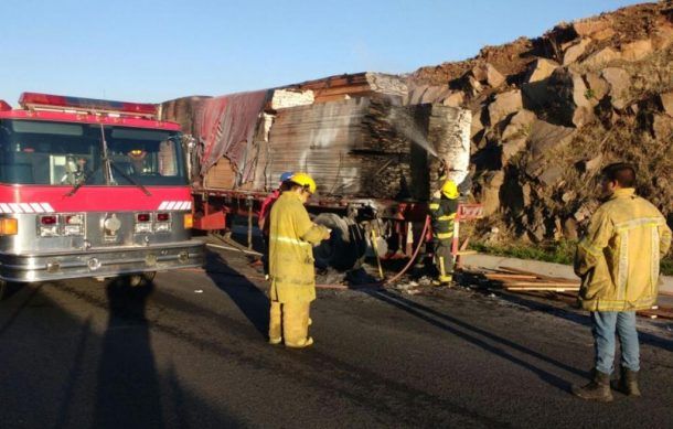 Se incendian tráileres tras chocar en la autopista de Tepatitlán-Zapotlanejo - zapo-tráiler