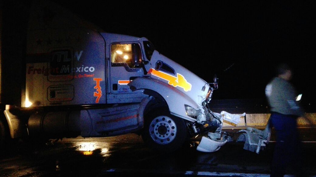 Se incendian tráileres tras chocar en la autopista de Tepatitlán-Zapotlanejo