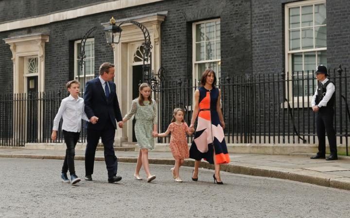 David Cameron y su familia se mudan a casa de un amigo