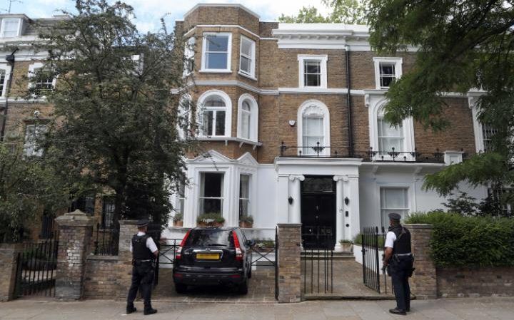 David Cameron y su familia se mudan a casa de un amigo - 103261021_-large_transZgEkZX3M936N5BQK4Va8RQJ6Ra64K3tAxfZq0dvIBJw