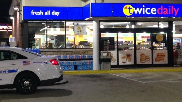 Hombre cubre su rostro con papel higiénico para robar gasolinera - 10973042_G