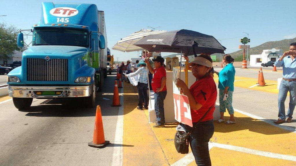 CNTE toma caseta de cobro en Sonora - 13640873_10154249983557357_3530995969210024175_o-1024x576