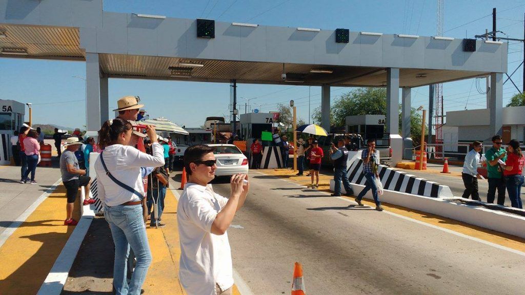 CNTE toma caseta de cobro en Sonora - 13641211_10154249983562357_3523040675354083294_o-1024x576