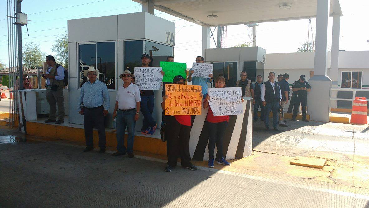 CNTE toma caseta de cobro en Sonora