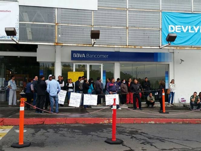 CNTE bloquea y vandaliza bancos en Michoacán - 1484210