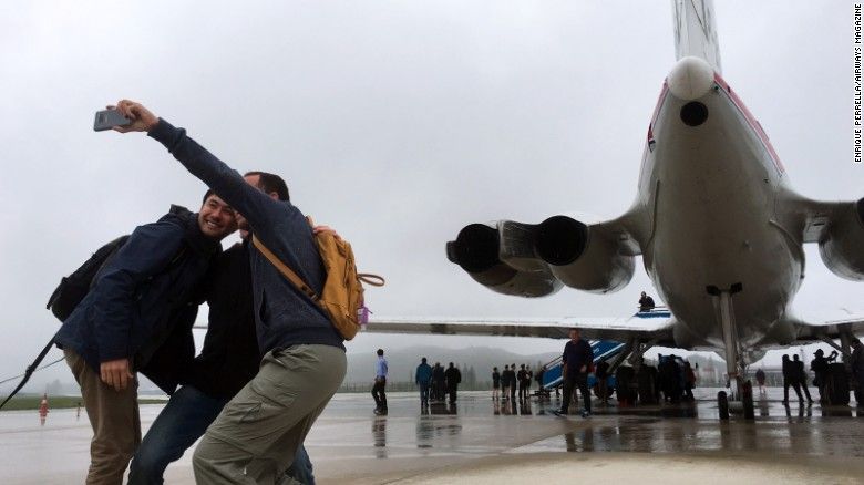 Los aviones "retro" de Corea del Norte - 160630215458-north-korea-air-koryo-aft-selfies-exlarge-169