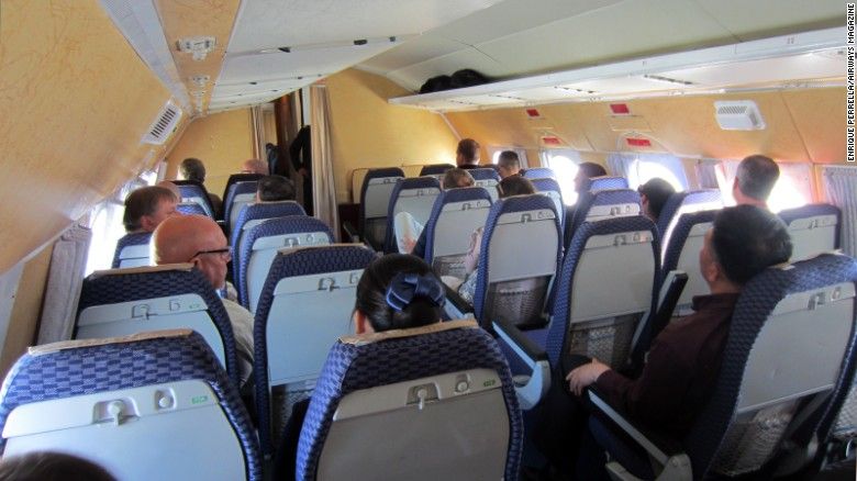 Los aviones "retro" de Corea del Norte - 160630220800-north-korea-air-koryo-il-18-cabin-exlarge-169