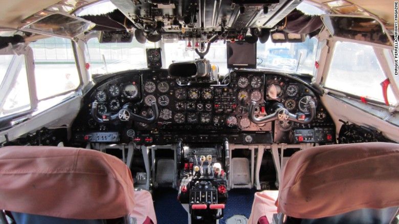 Los aviones "retro" de Corea del Norte - 160630222244-north-korea-air-koryo-antonov-an-24-cockpit-exlarge-169