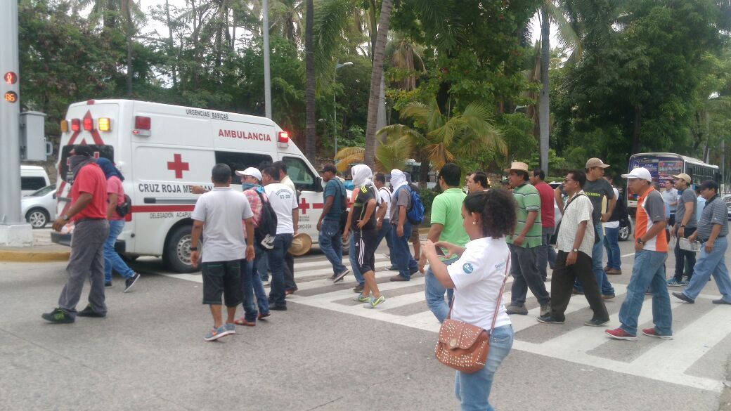 Video: maestros toman delegación del ISSSTE y bloquean la Costera de Acapulco