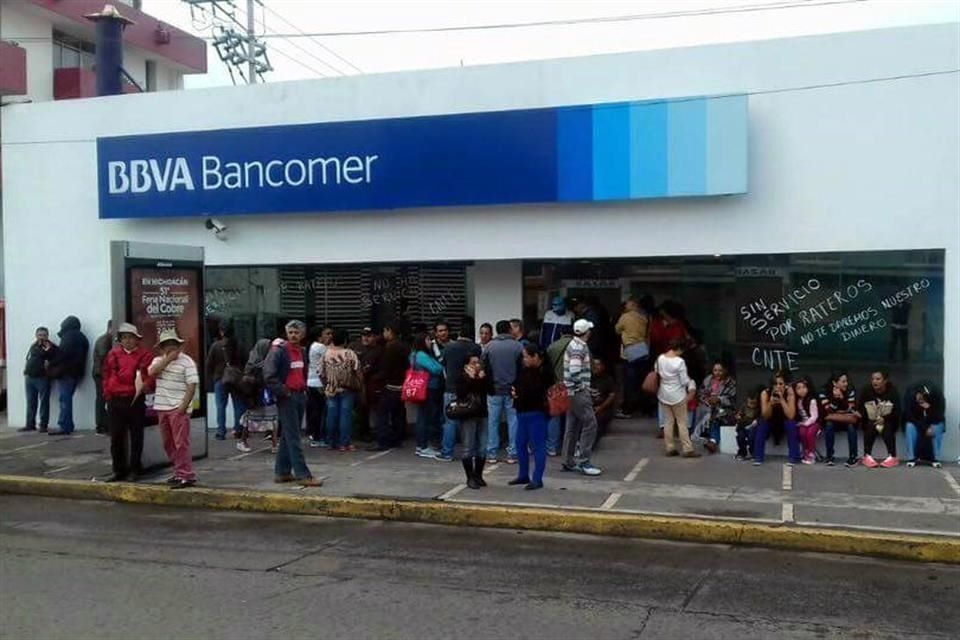 CNTE bloquea y vandaliza bancos en Michoacán