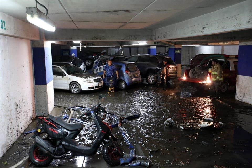 Por inundación desalojan edificio en Bosques de las Lomas - 3036479