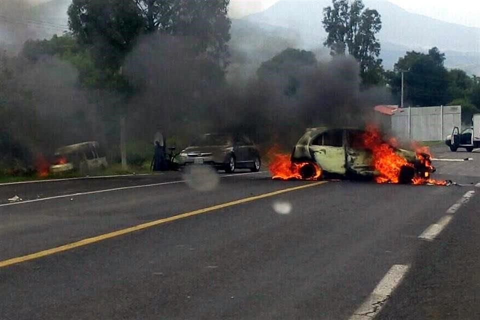 Queman tres vehículos en carretera de Michoacán