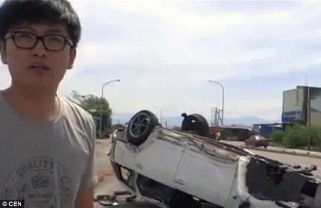 Video: camioneta fuera de control aplasta a un auto - 35FEAECC00000578-3677184-image-a-44_1467817253137