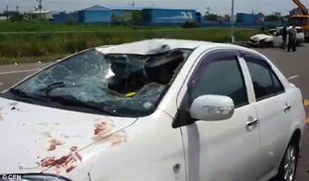 Video: camioneta fuera de control aplasta a un auto - 35FEAED500000578-3677184-image-a-43_1467817196969