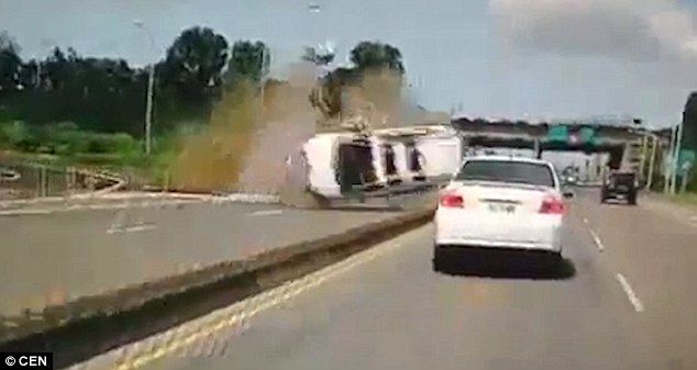 Video: camioneta fuera de control aplasta a un auto - 36025E5600000578-3677184-image-a-53_1467822070431