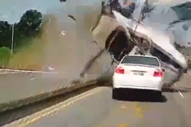 Video: camioneta fuera de control aplasta a un auto
