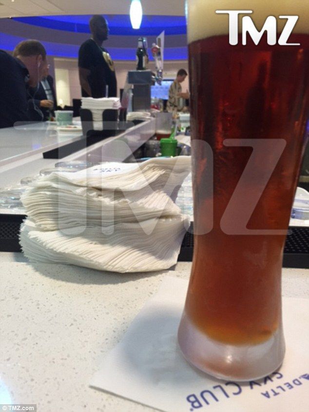 Lamar Odom vomita borracho en un avión y lo echan - 3632F99800000578-3686487-image-a-53_1468339582680