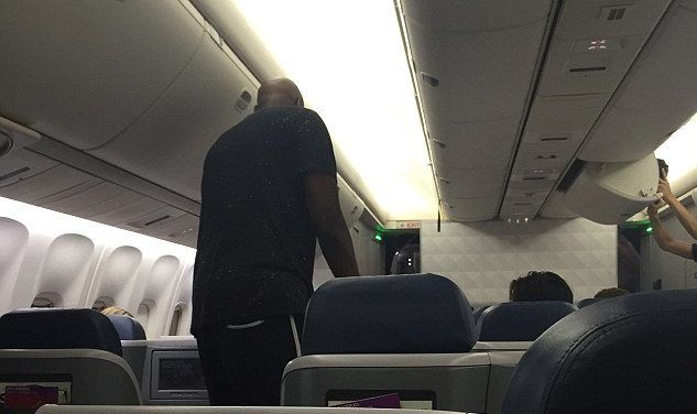 Lamar Odom vomita borracho en un avión y lo echan