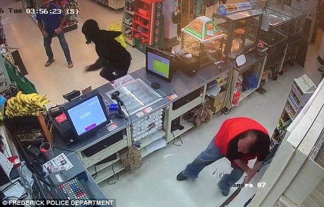 Video: empleado de una tienda desarma a delincuente - 365CC9D600000578-3694370-image-m-46_1468762981273