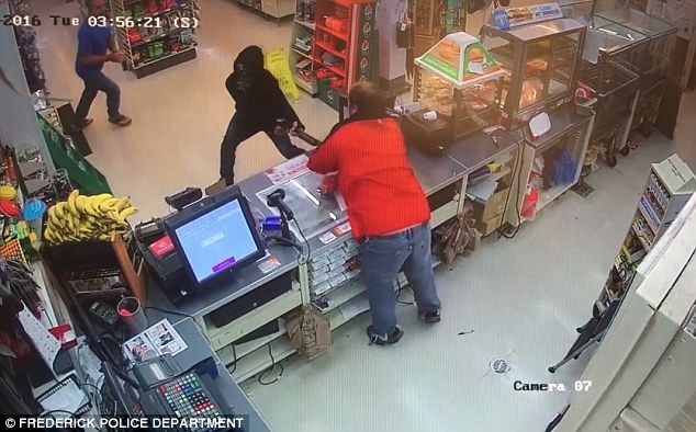 Video: empleado de una tienda desarma a delincuente - 365CC9DA00000578-3694370-image-m-45_1468762963052