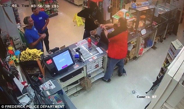 Video: empleado de una tienda desarma a delincuente - 365CC9E600000578-3694370-image-m-42_1468762902209