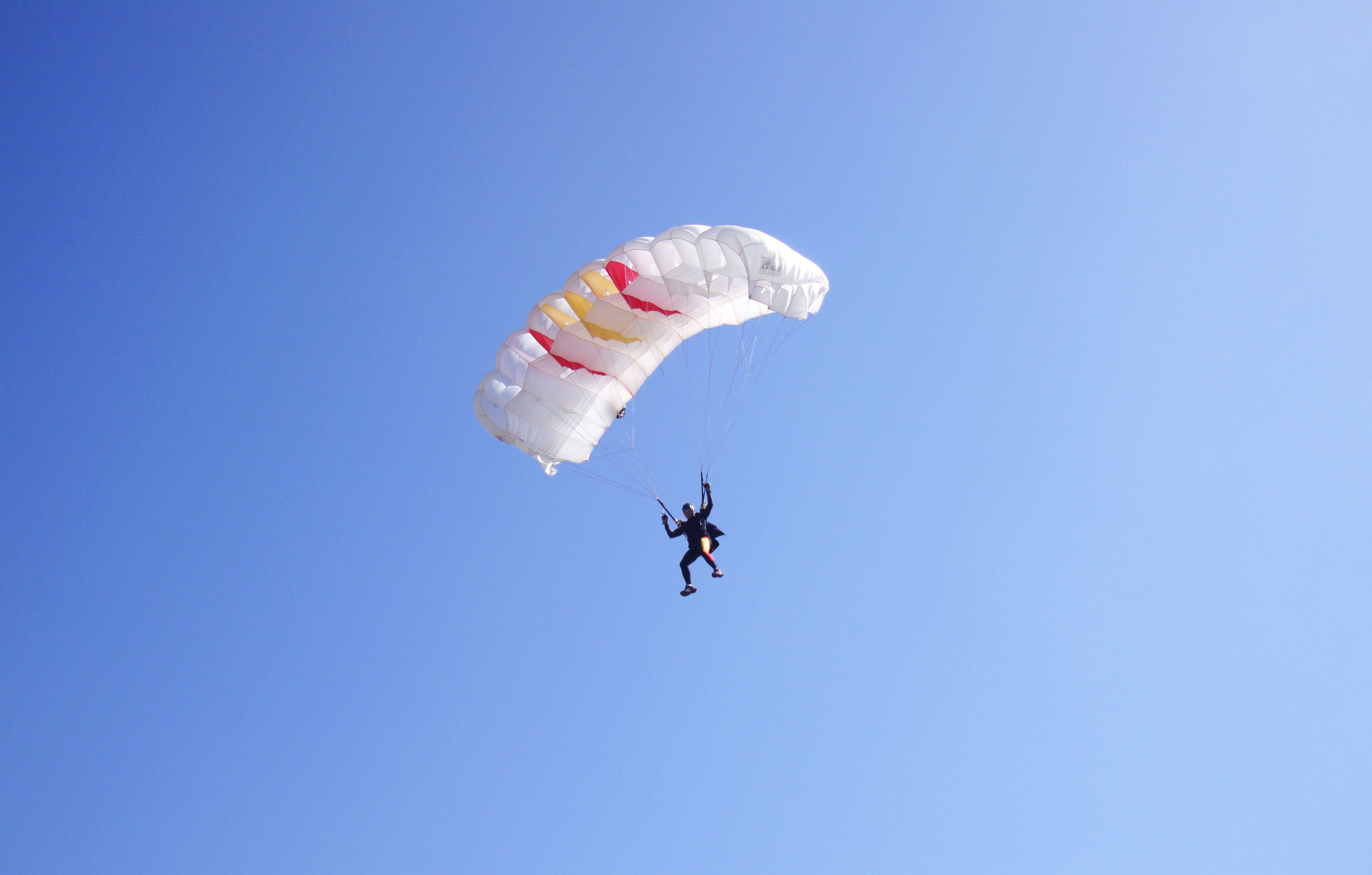 Rescatan a paracaidista gracias al GPS de su celular