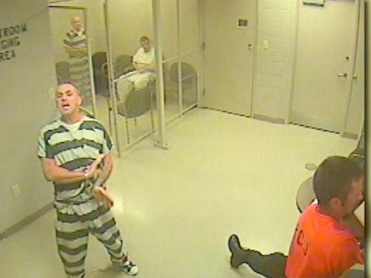 Video: prisioneros escapan de su celda para ayudar a policía - 636035896778466429-InmatesSaveJailer2