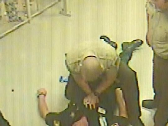 Video: prisioneros escapan de su celda para ayudar a policía - 636035898676854767-InmatesSaveJailer3