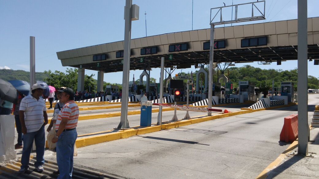 CETEG bloquea caseta La Venta de la México-Acapulco