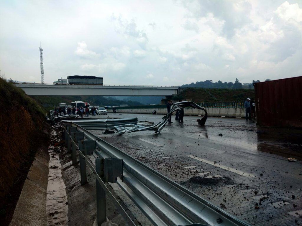 Al menos dos muertos por accidente en la México-Puebla - Accidente-México-Puebla-FactorNoticia-1024x767