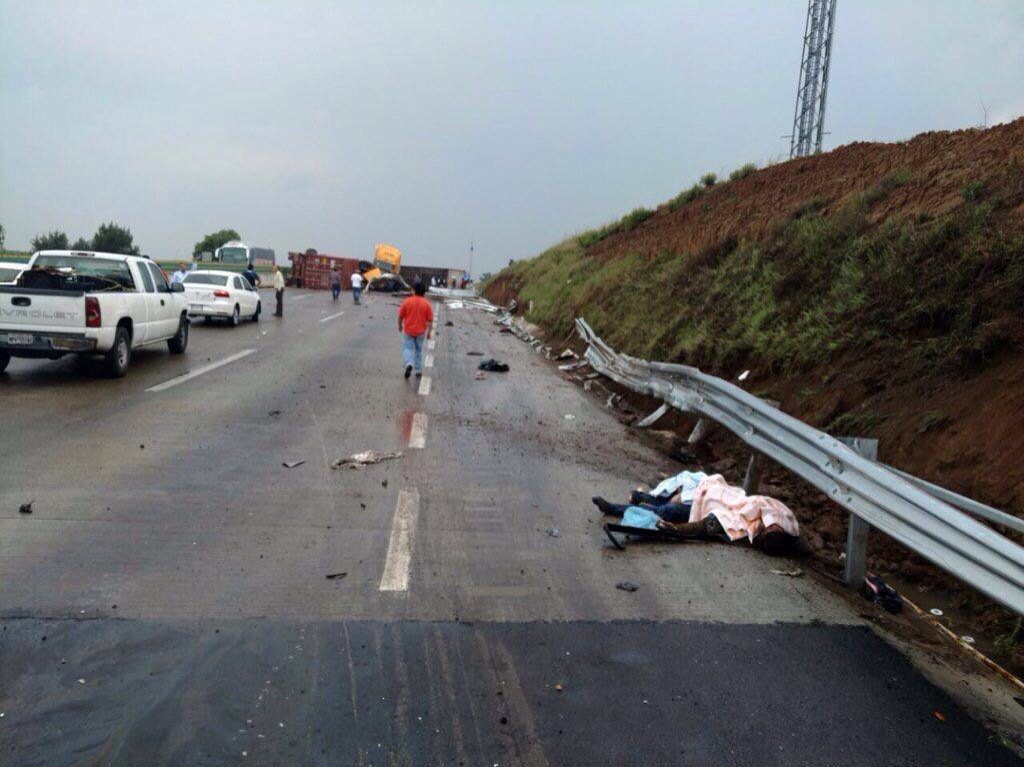Al menos dos muertos por accidente en la México-Puebla - Accidente-México-Puebla-FactorNoticia-2-1024x767