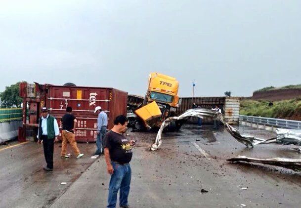 Al menos dos muertos por accidente en la México-Puebla Al menos dos muertos por accidente en la México-Puebla