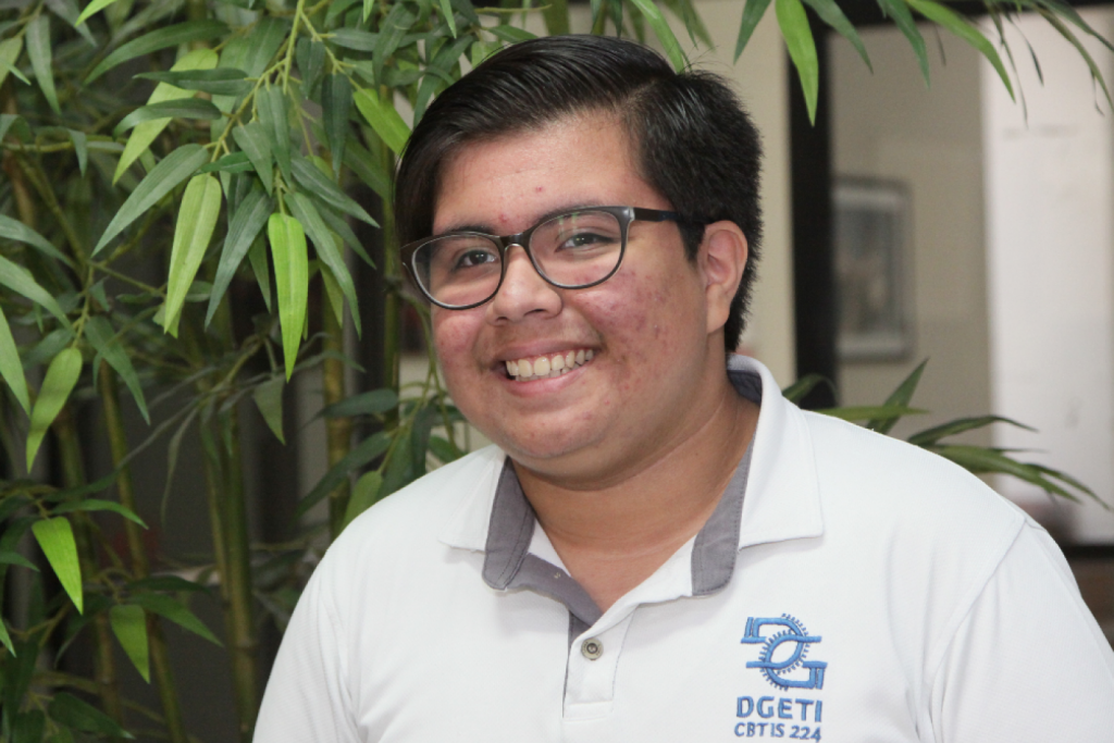 Mexicano de 16 años fusiona sistemas operativos de Mac y Windows - Armando-Payan-Angulo-1024x683